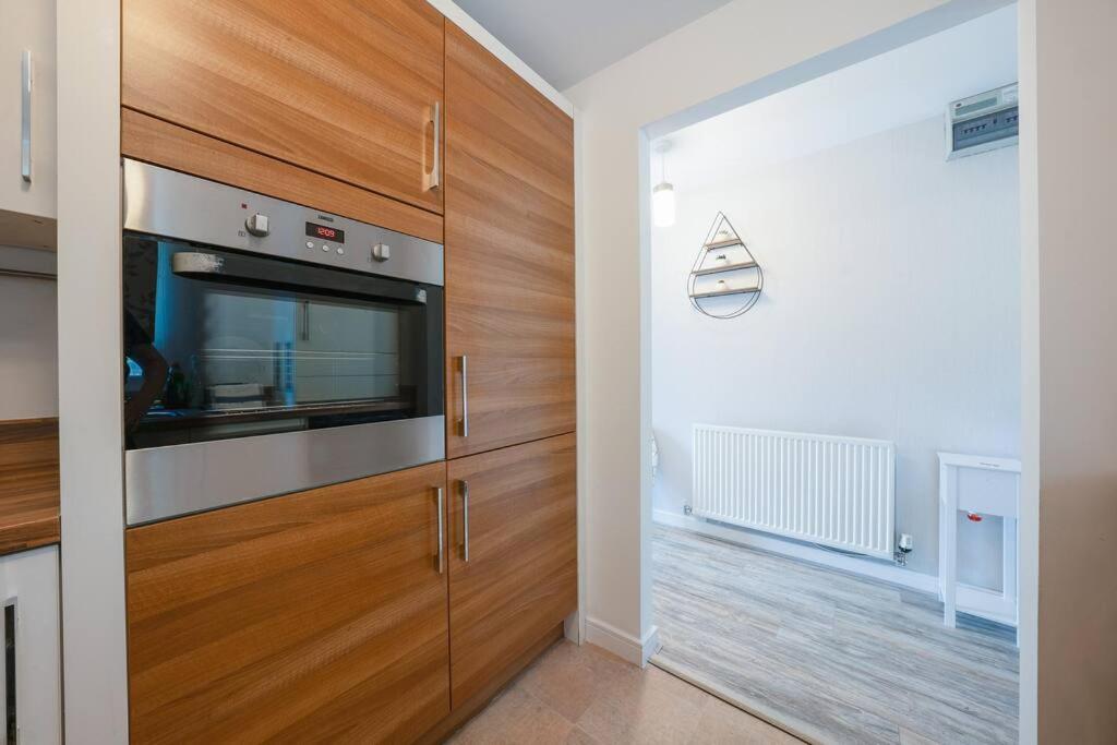 Stylish 2-Bed Contractor Haven: NEC & Airport Proximity Villa Birmingham Exterior photo