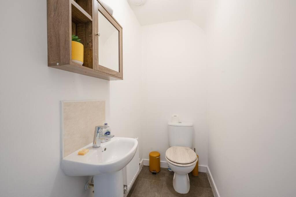 Stylish 2-Bed Contractor Haven: NEC & Airport Proximity Villa Birmingham Exterior photo